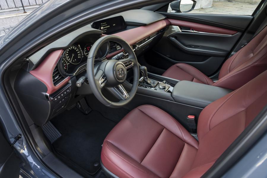 Интерьер Mazda3 Skyactiv-X Sedan (BP) 2019 года  (WW) (фото 30 из 37)